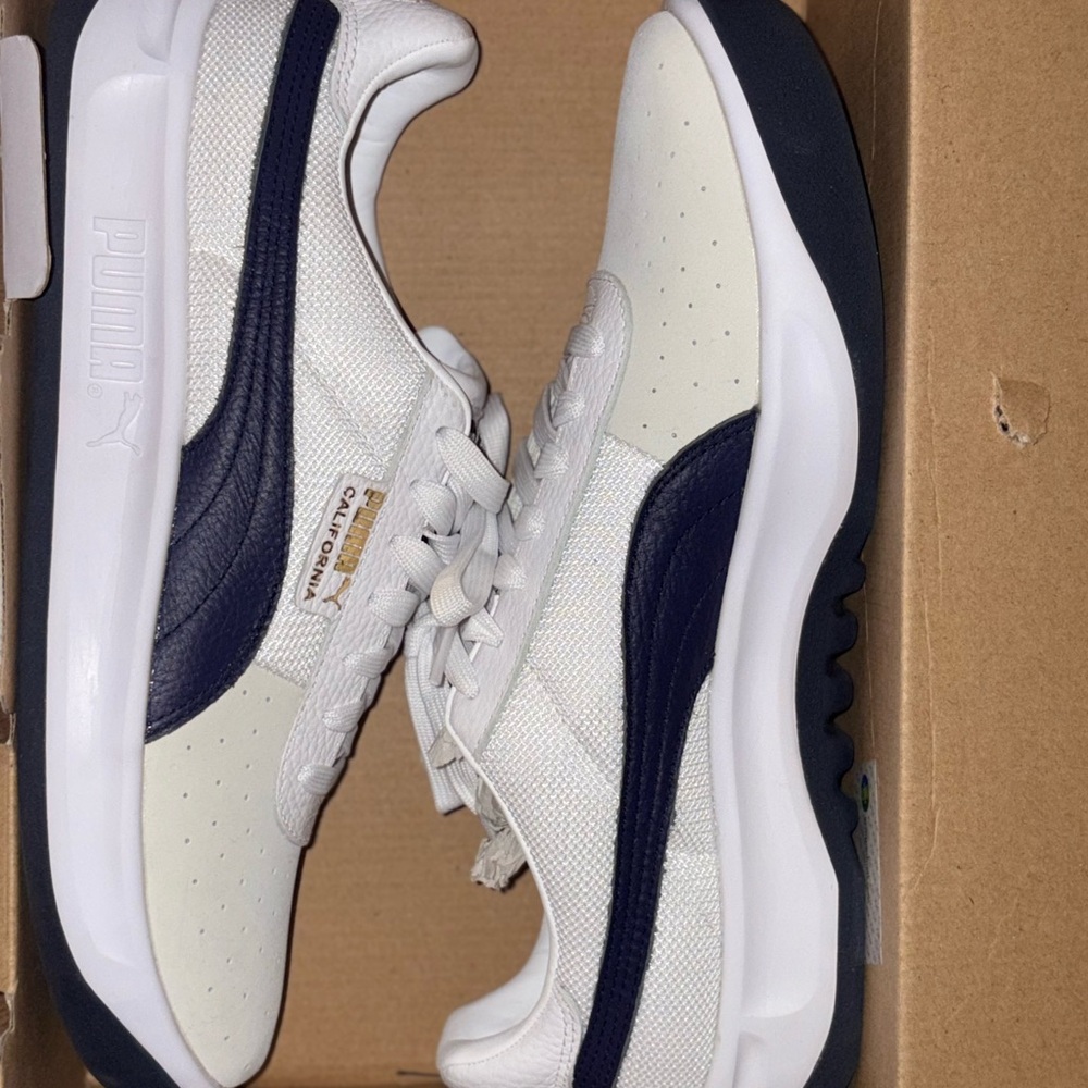 Puma Men's Off White and Dark Blue Sneakers